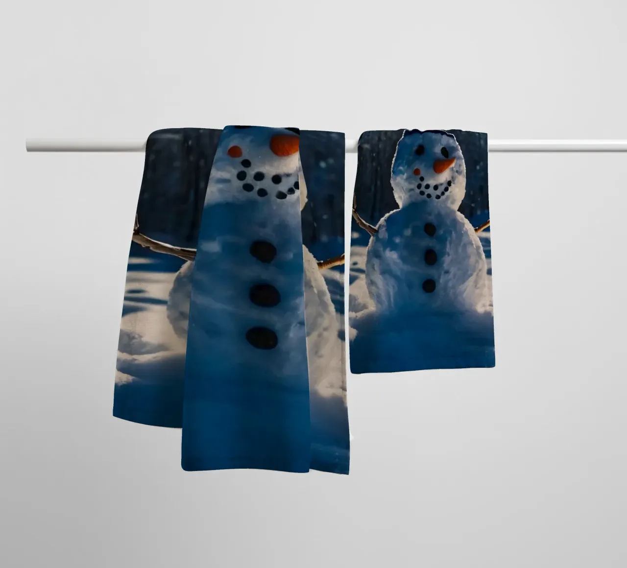 Un allegro pupazzo di neve si trova tra alti alberi in un paesaggio innevato. asciugamano da bagno da DesignDoodle