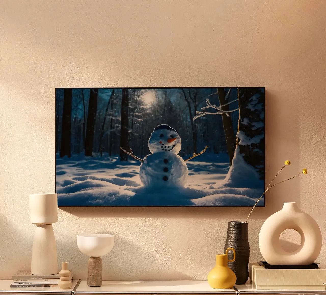 Un allegro pupazzo di neve si trova tra alti alberi in un paesaggio innevato. alluminio dibond da DesignDoodle