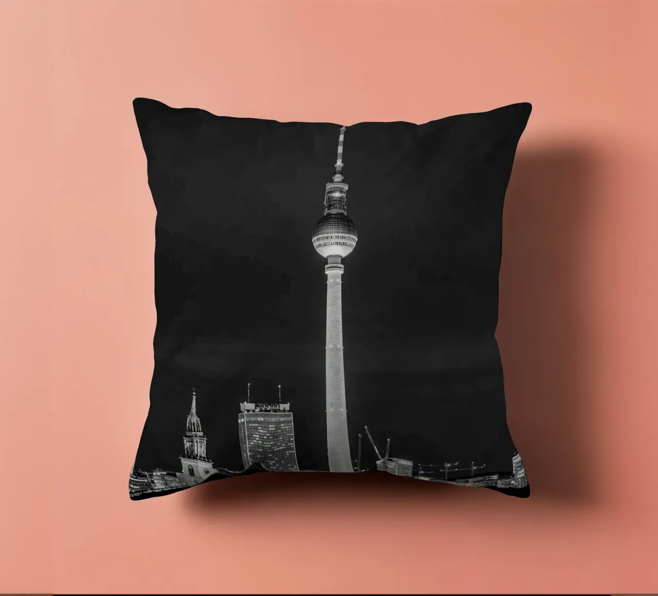 Skyline di Berlino di notte, foto in bianco e nero con la torre della televisione cuscino da Bold and Retro