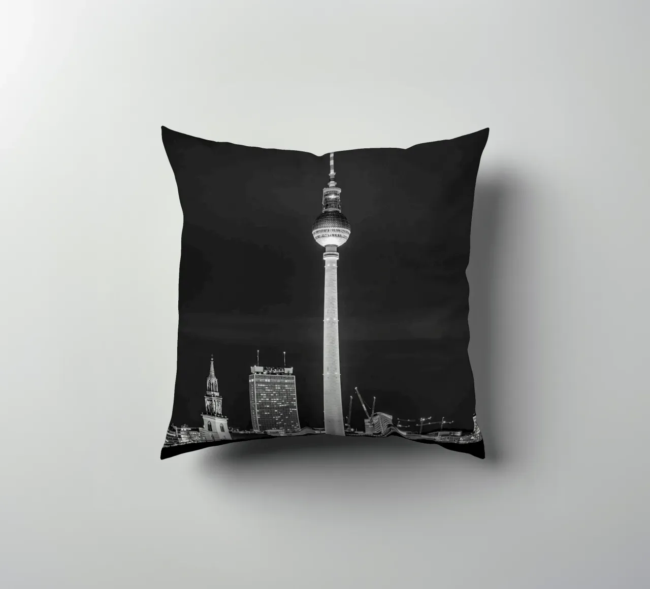 Skyline di Berlino di notte, foto in bianco e nero con la torre della televisione cuscino da Bold and Retro
