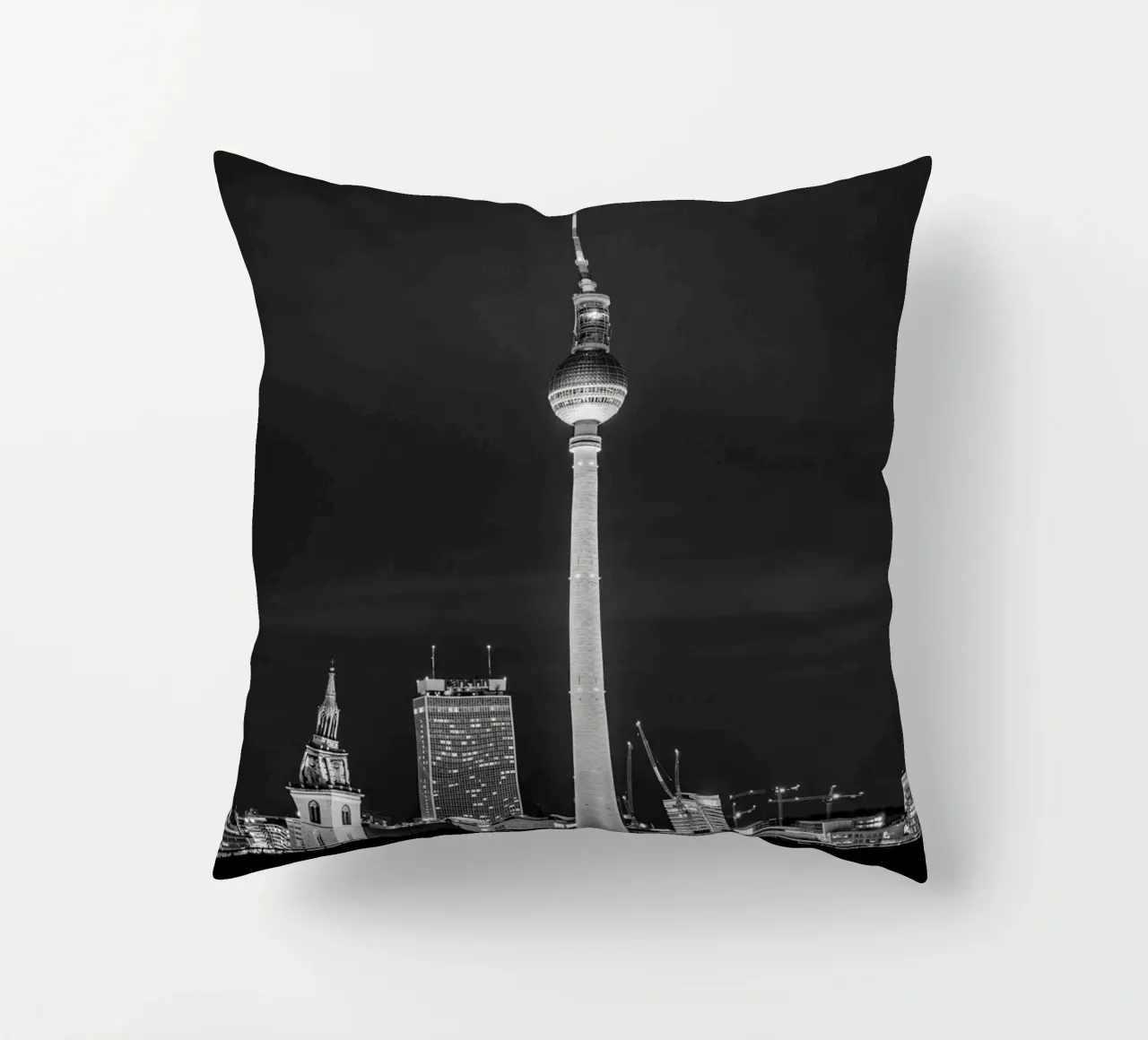 Skyline di Berlino di notte, foto in bianco e nero con la torre della televisione cuscino da Bold and Retro