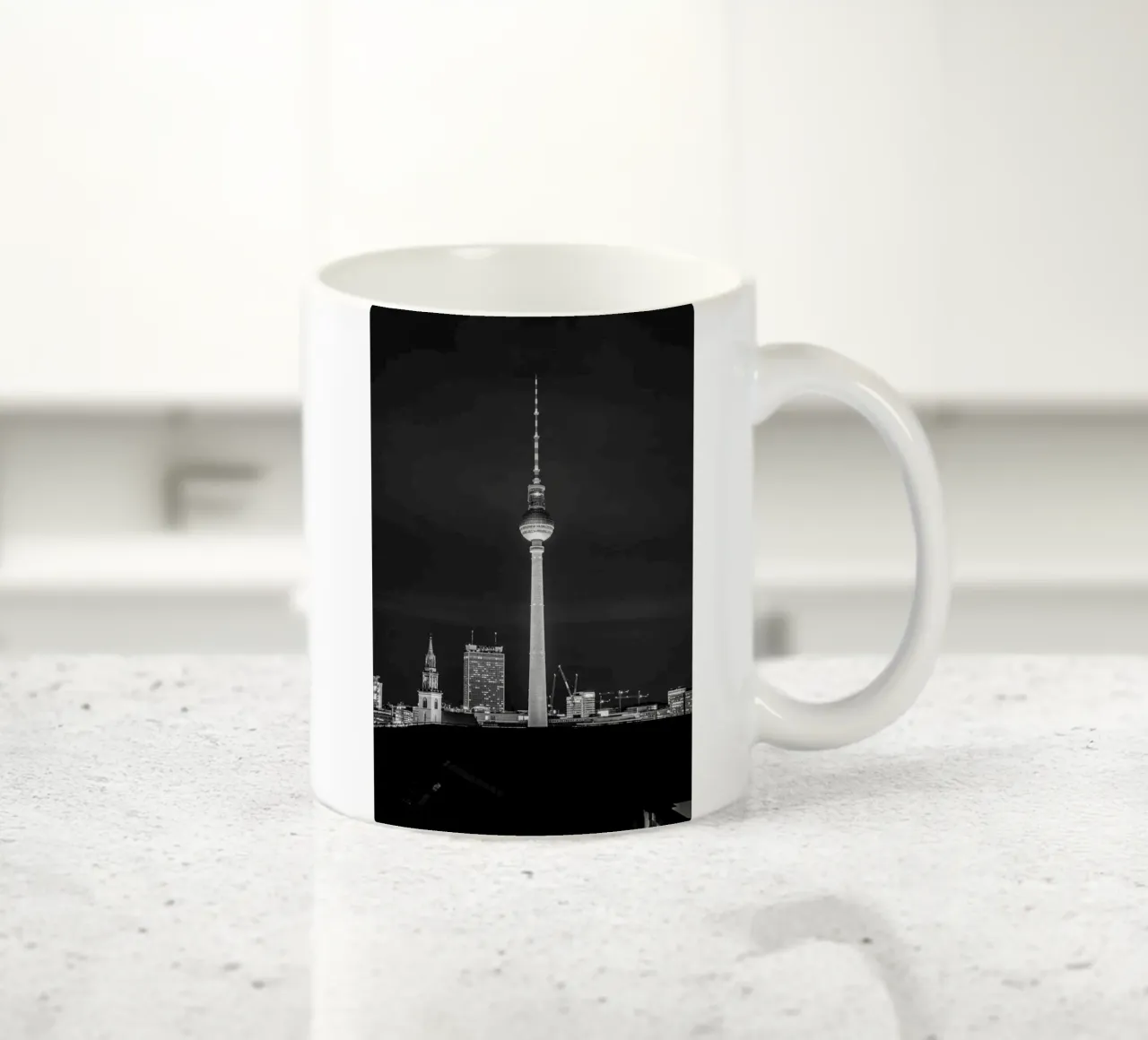 Skyline di Berlino di notte, foto in bianco e nero con la torre della televisione tazza in ceramica da Bold and Retro
