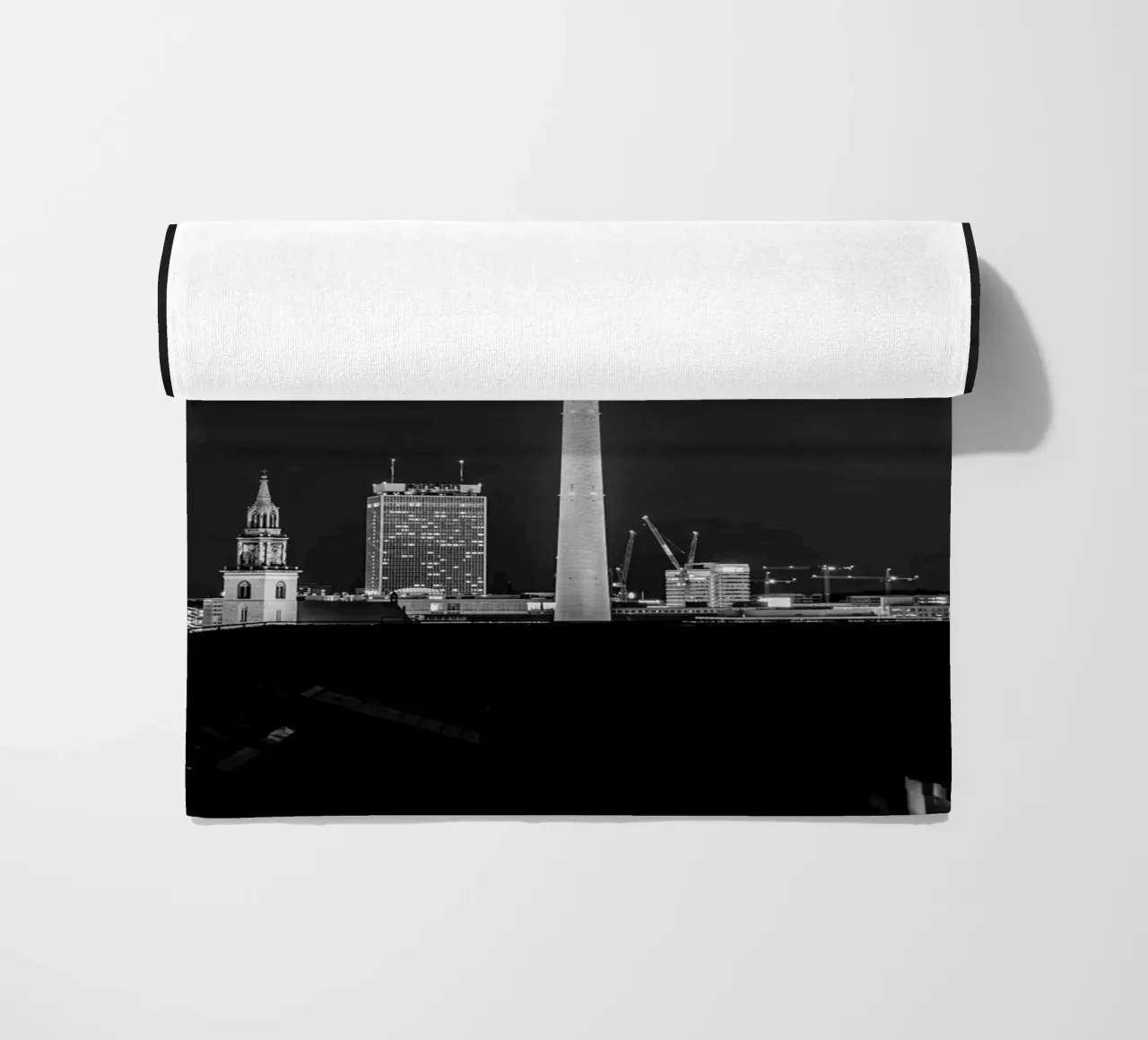 Skyline di Berlino di notte, foto in bianco e nero con la torre della televisione telo mare da Bold and Retro