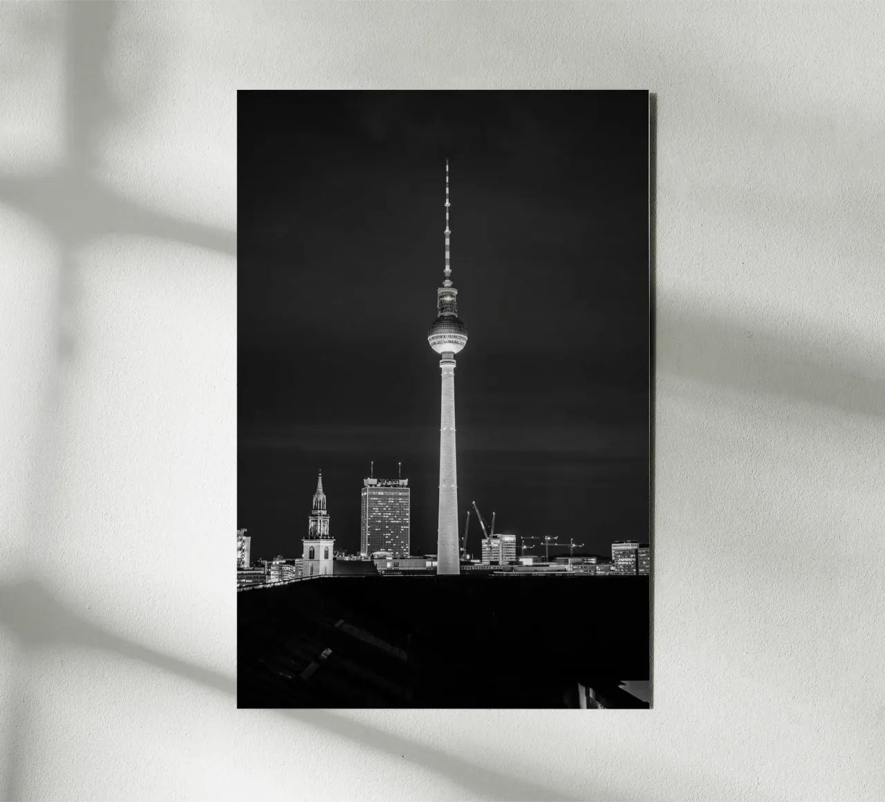 Skyline di Berlino di notte, foto in bianco e nero con la torre della televisione alluminio dibond da Bold and Retro