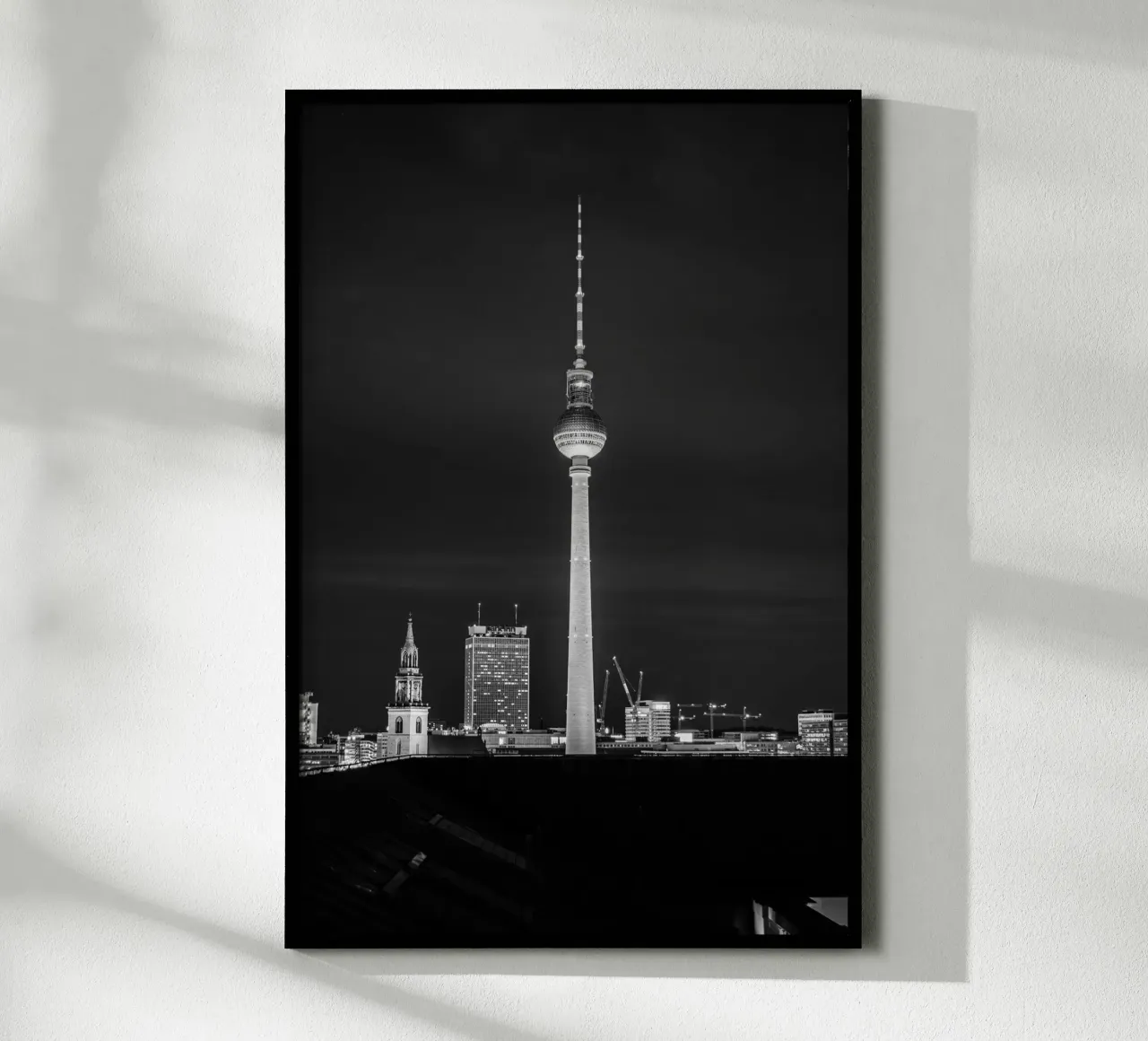 Skyline di Berlino di notte, foto in bianco e nero con la torre della televisione poster con telaio in plastica da Bold and Retro