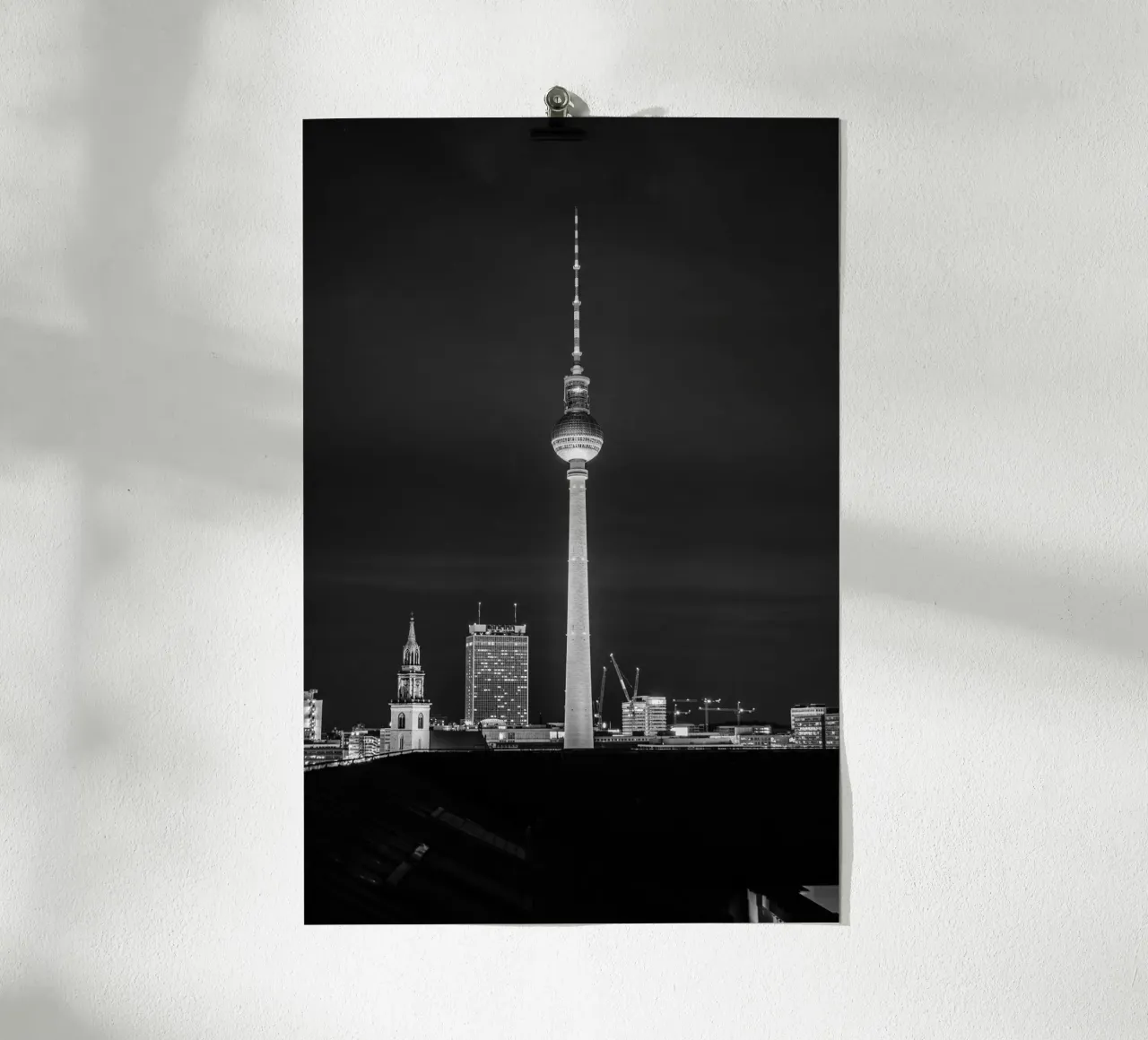 Skyline di Berlino di notte, foto in bianco e nero con la torre della televisione poster con telaio in plastica da Bold and Retro