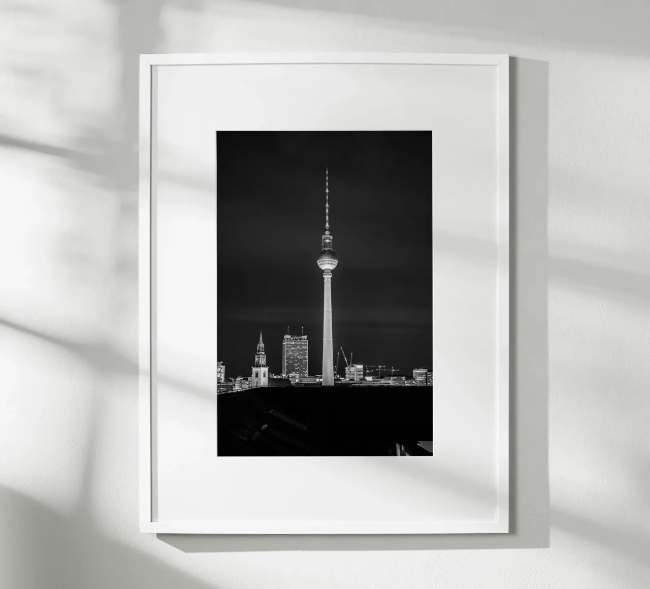 Skyline di Berlino di notte, foto in bianco e nero con la torre della televisione poster con telaio in plastica da Bold and Retro