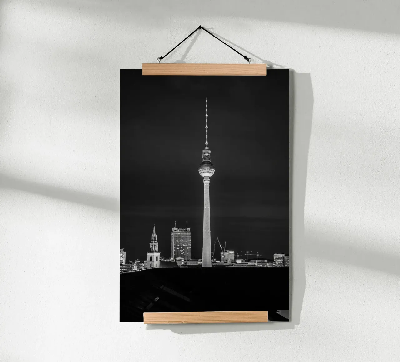 Skyline di Berlino di notte, foto in bianco e nero con la torre della televisione poster con telaio in plastica da Bold and Retro