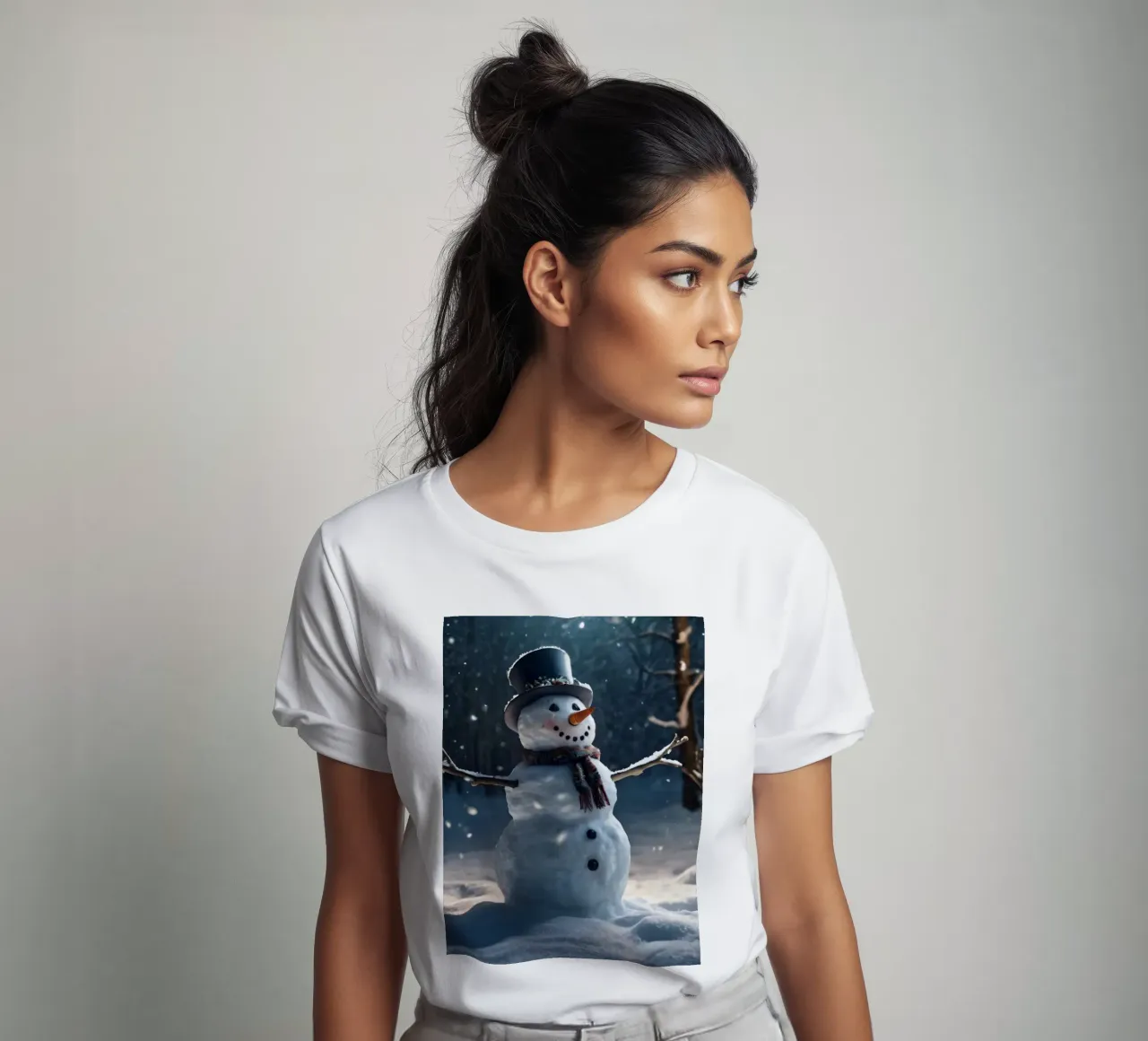 Un allegro pupazzo di neve si trova in una radura innevata in una giornata invernale. t-shirt da DesignDoodle