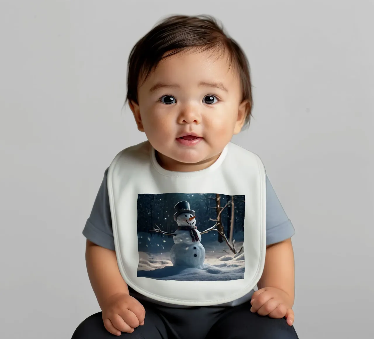 Un allegro pupazzo di neve si trova in una radura innevata in una giornata invernale. bavaglino da DesignDoodle