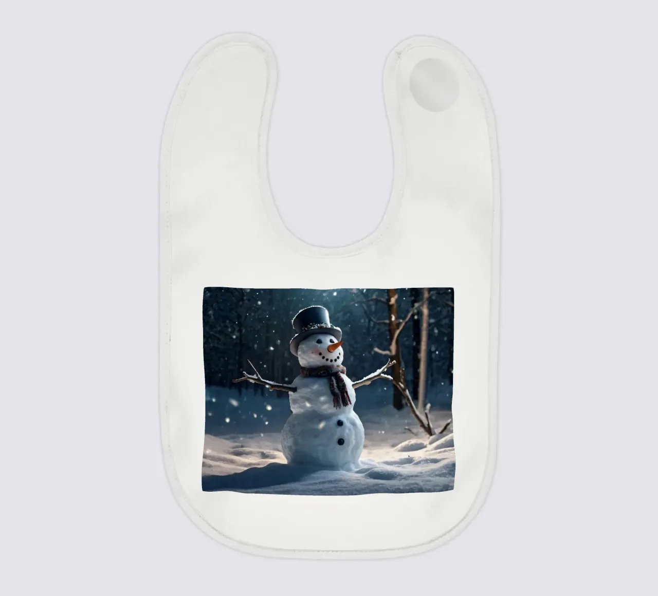 Un allegro pupazzo di neve si trova in una radura innevata in una giornata invernale. bavaglino da DesignDoodle