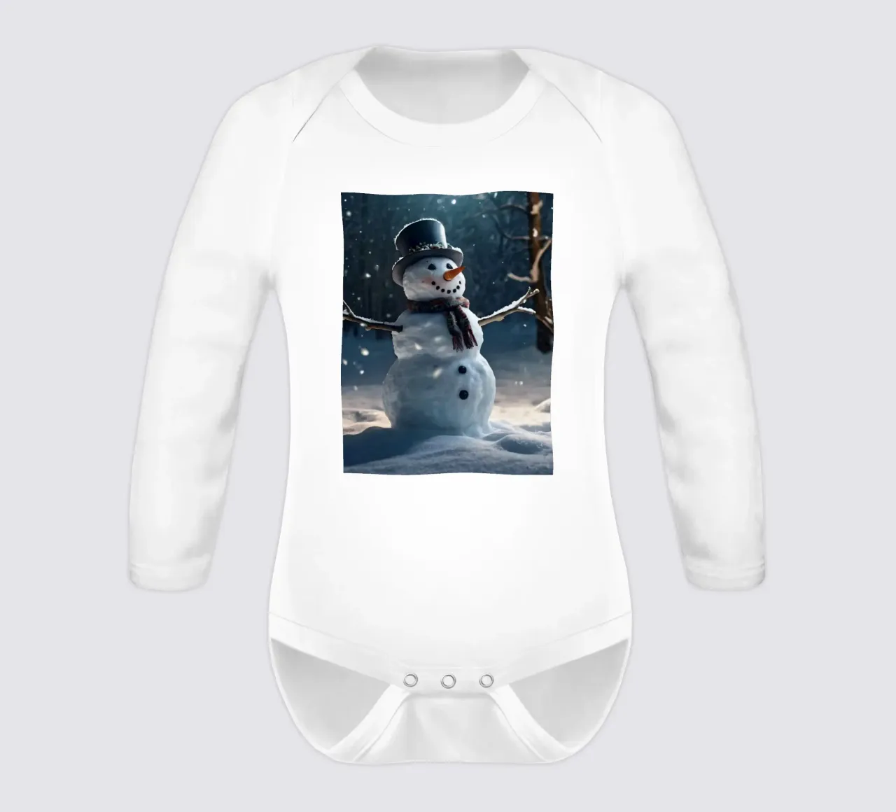 Un allegro pupazzo di neve si trova in una radura innevata in una giornata invernale. body neonato maniche lunghe da DesignDoodle