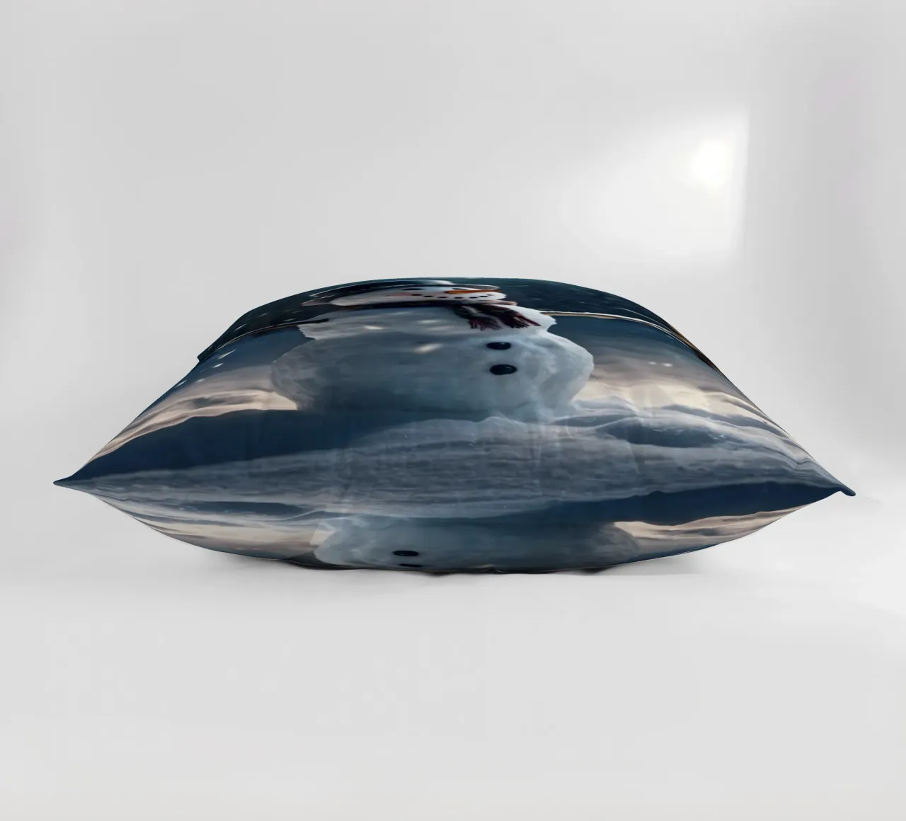 Un allegro pupazzo di neve si trova in una radura innevata in una giornata invernale. cuscino da DesignDoodle