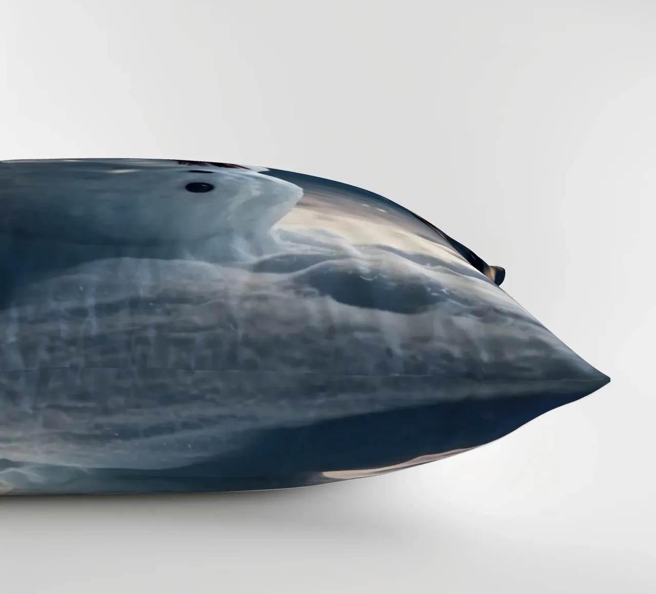 Un allegro pupazzo di neve si trova in una radura innevata in una giornata invernale. cuscino da DesignDoodle