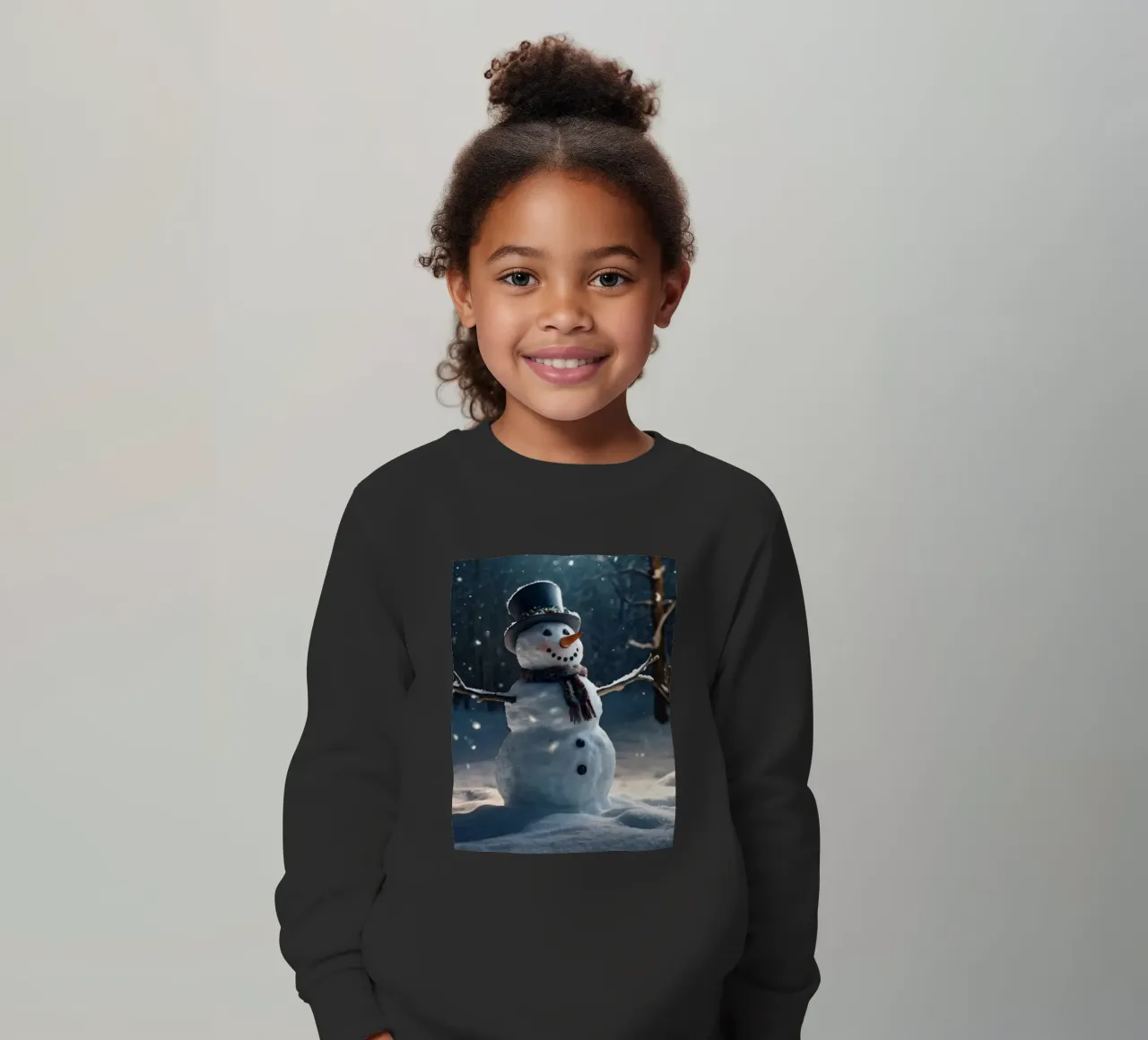 Un allegro pupazzo di neve si trova in una radura innevata in una giornata invernale. felpa bambino da DesignDoodle