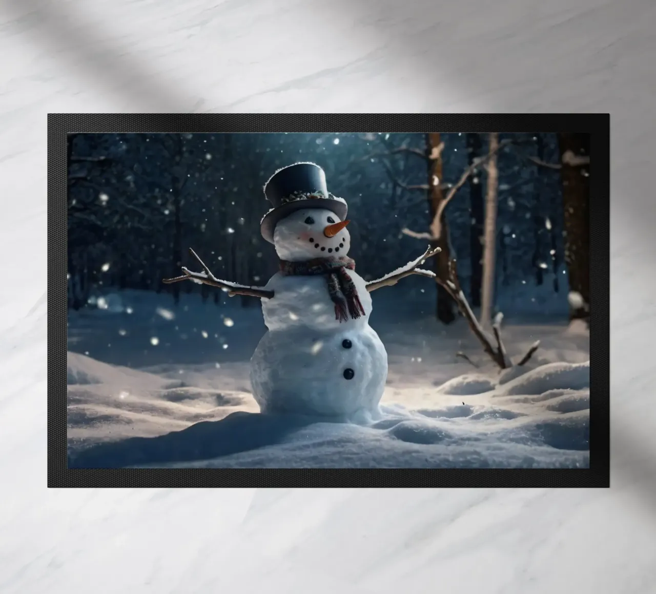 Un allegro pupazzo di neve si trova in una radura innevata in una giornata invernale. zerbino da DesignDoodle