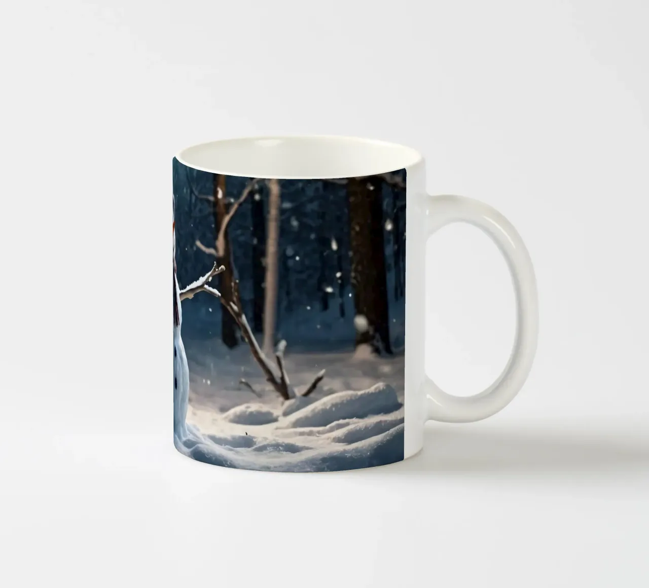 Un allegro pupazzo di neve si trova in una radura innevata in una giornata invernale. tazza in ceramica da DesignDoodle