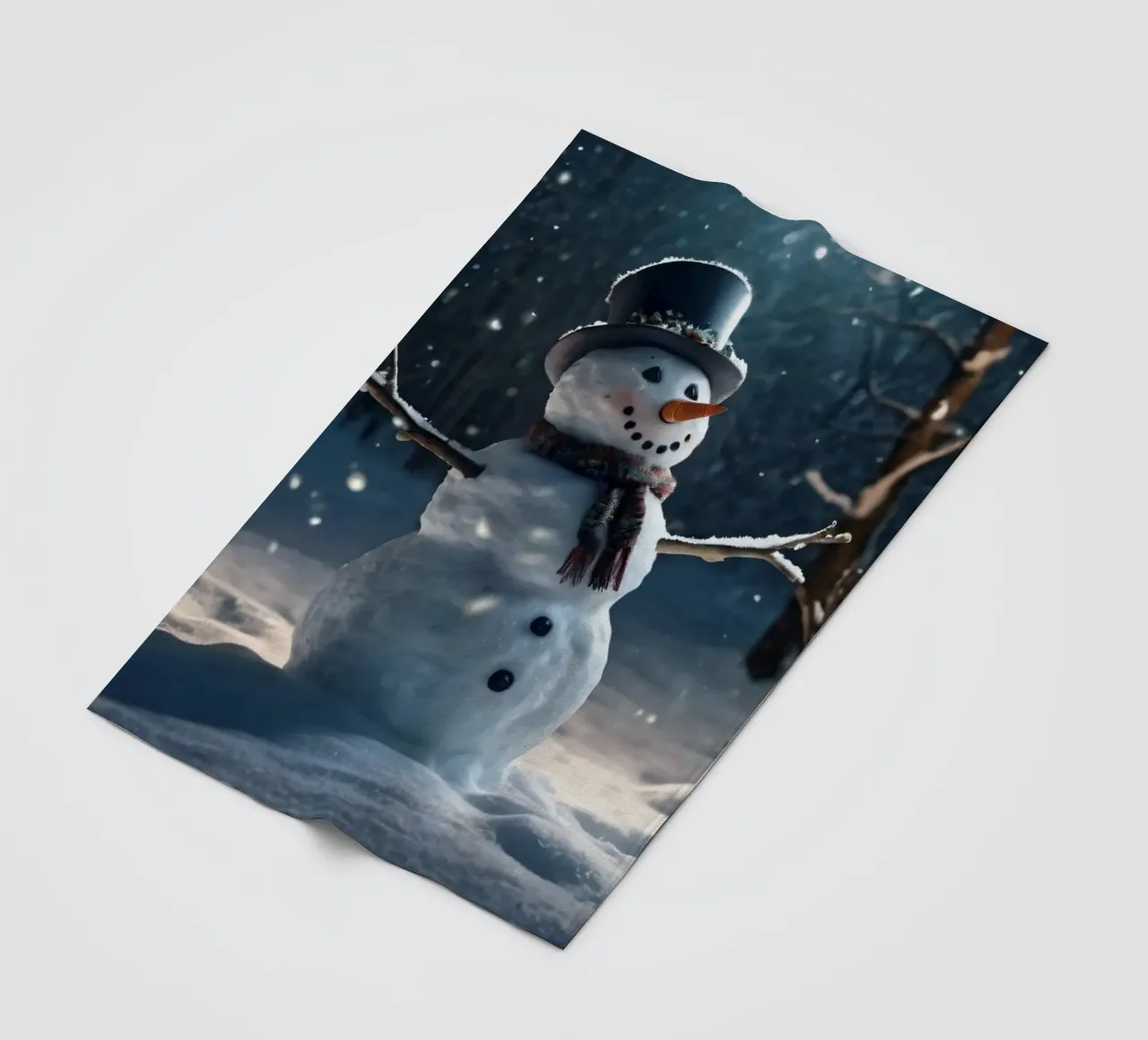 Un allegro pupazzo di neve si trova in una radura innevata in una giornata invernale. coperta in pile da DesignDoodle