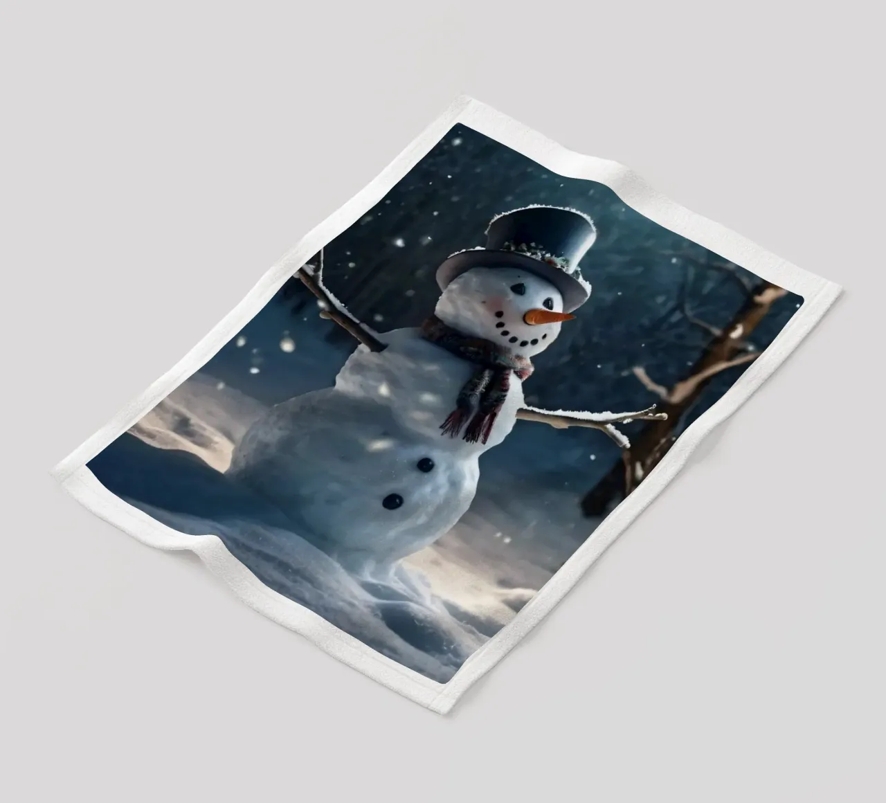 Un allegro pupazzo di neve si trova in una radura innevata in una giornata invernale. coperta in pile da DesignDoodle