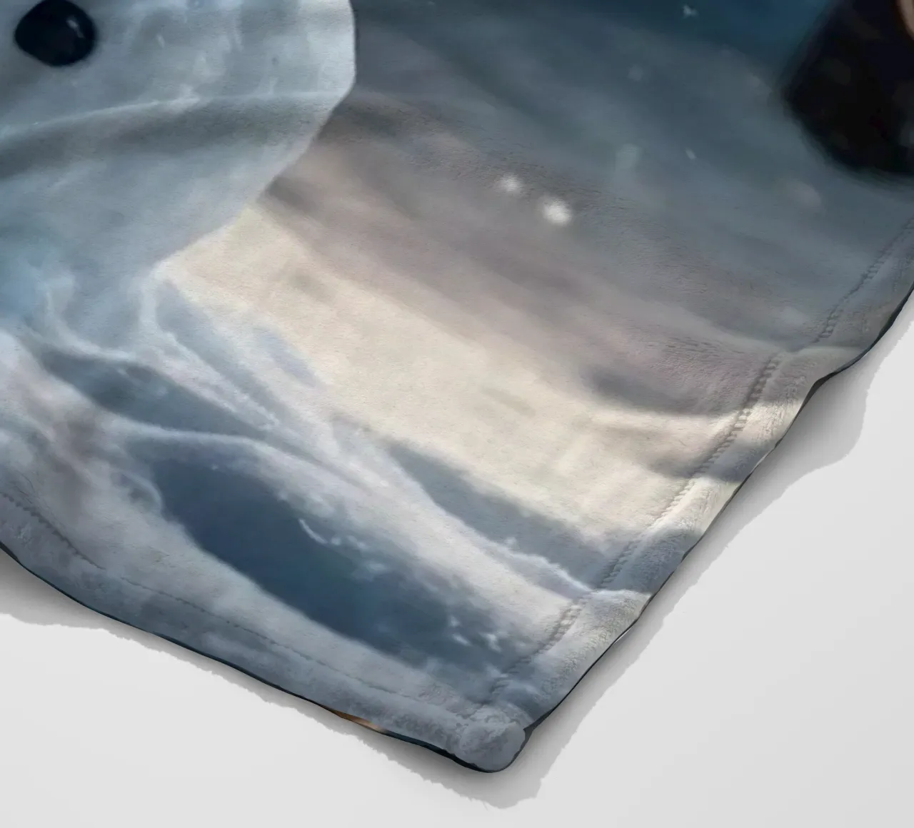 Un allegro pupazzo di neve si trova in una radura innevata in una giornata invernale. coperta in pile da DesignDoodle