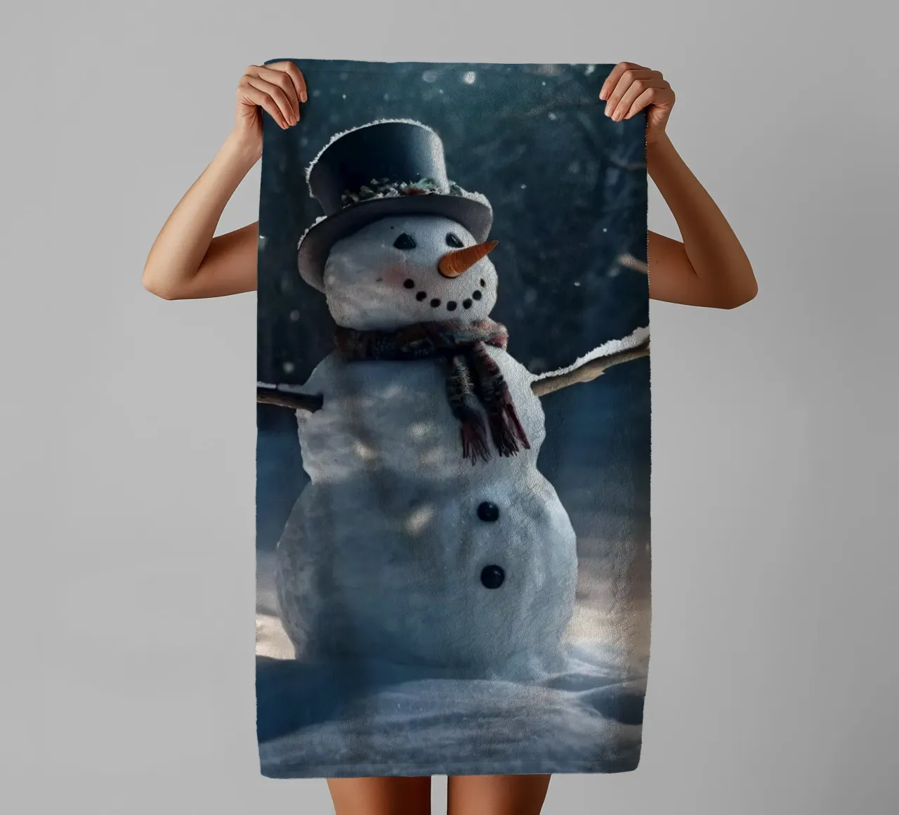 Un allegro pupazzo di neve si trova in una radura innevata in una giornata invernale. asciugamano da bagno da DesignDoodle