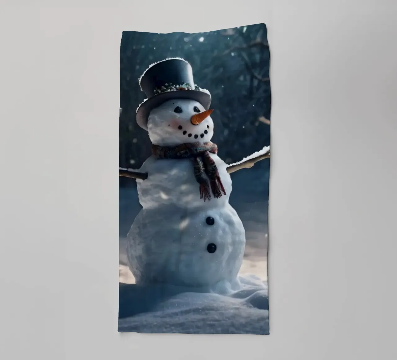 Un allegro pupazzo di neve si trova in una radura innevata in una giornata invernale. asciugamano da bagno da DesignDoodle