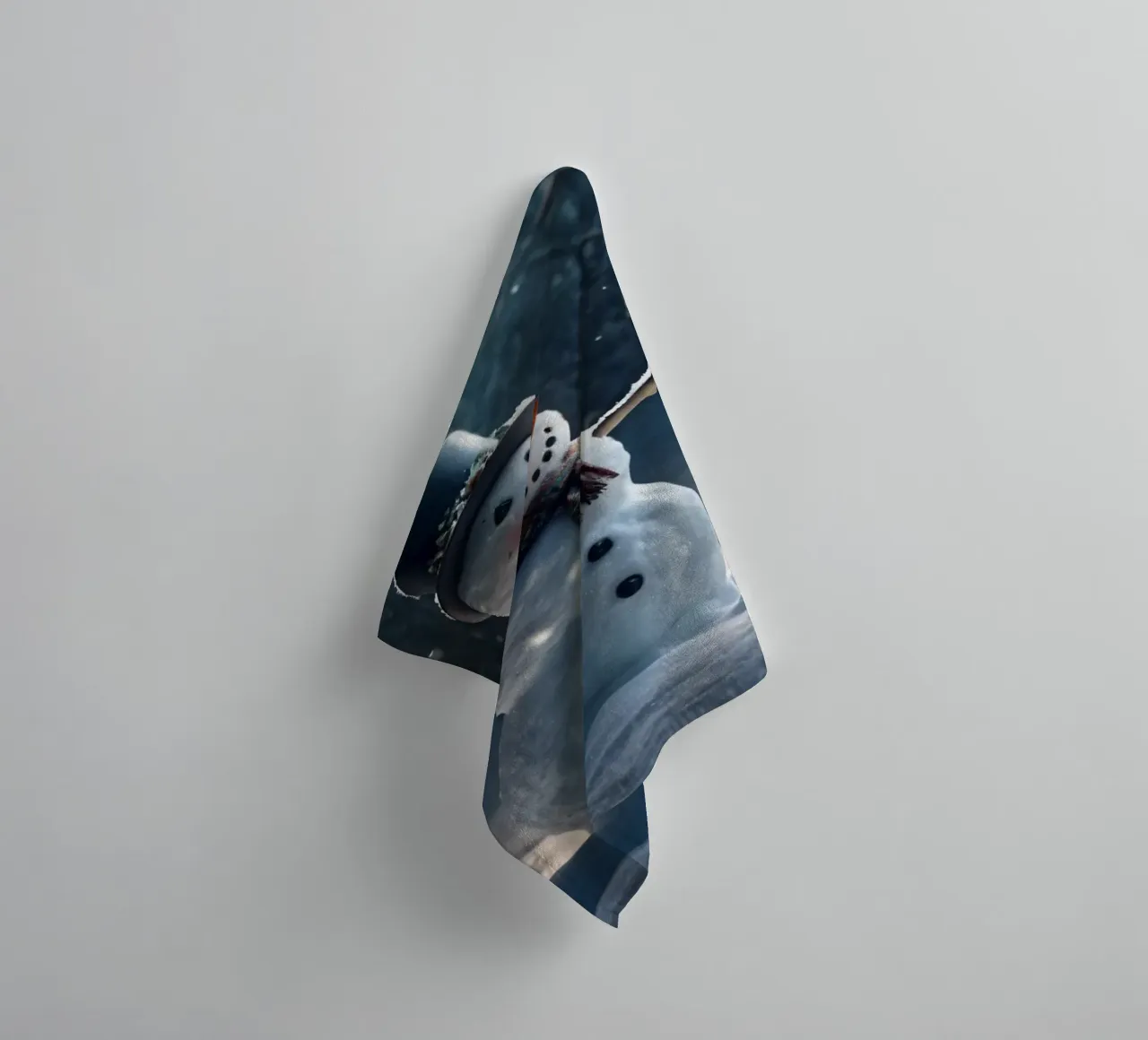 Un allegro pupazzo di neve si trova in una radura innevata in una giornata invernale. asciugamano da bagno da DesignDoodle