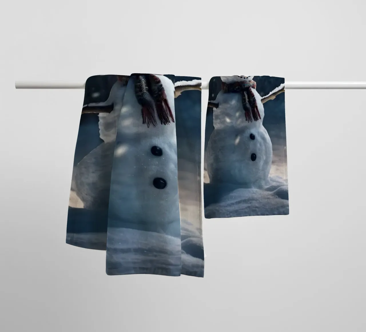 Un allegro pupazzo di neve si trova in una radura innevata in una giornata invernale. asciugamano da bagno da DesignDoodle