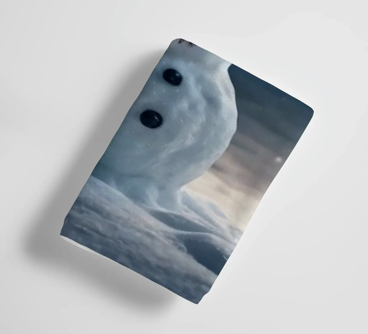 Un allegro pupazzo di neve si trova in una radura innevata in una giornata invernale. asciugamano da bagno da DesignDoodle