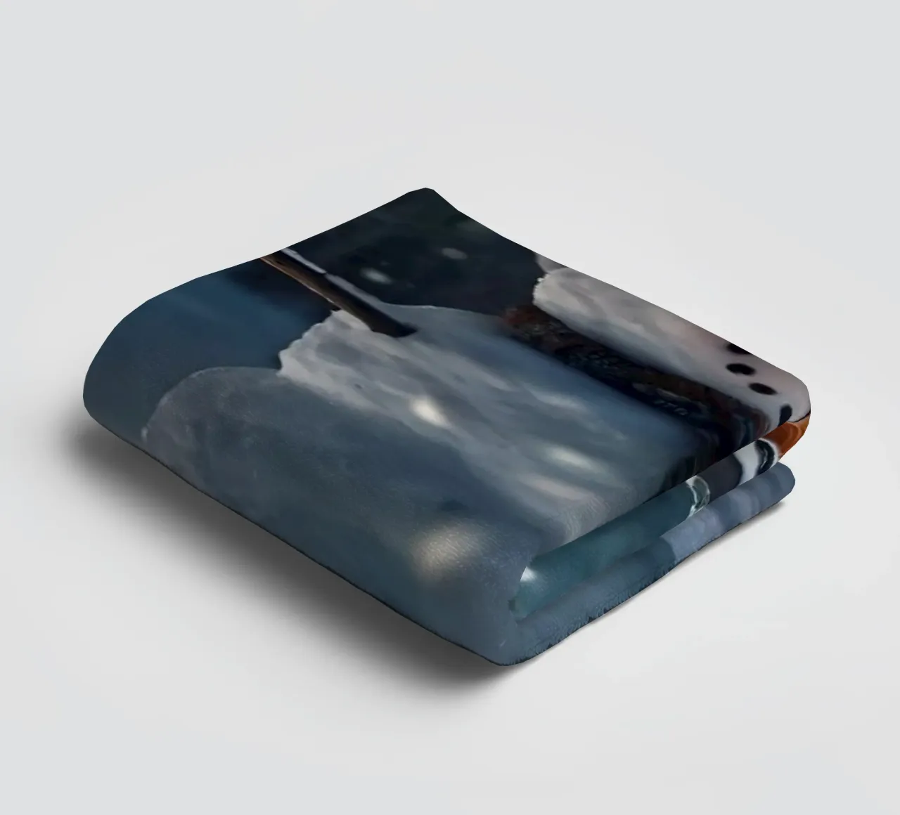 Un allegro pupazzo di neve si trova in una radura innevata in una giornata invernale. asciugamano da bagno da DesignDoodle