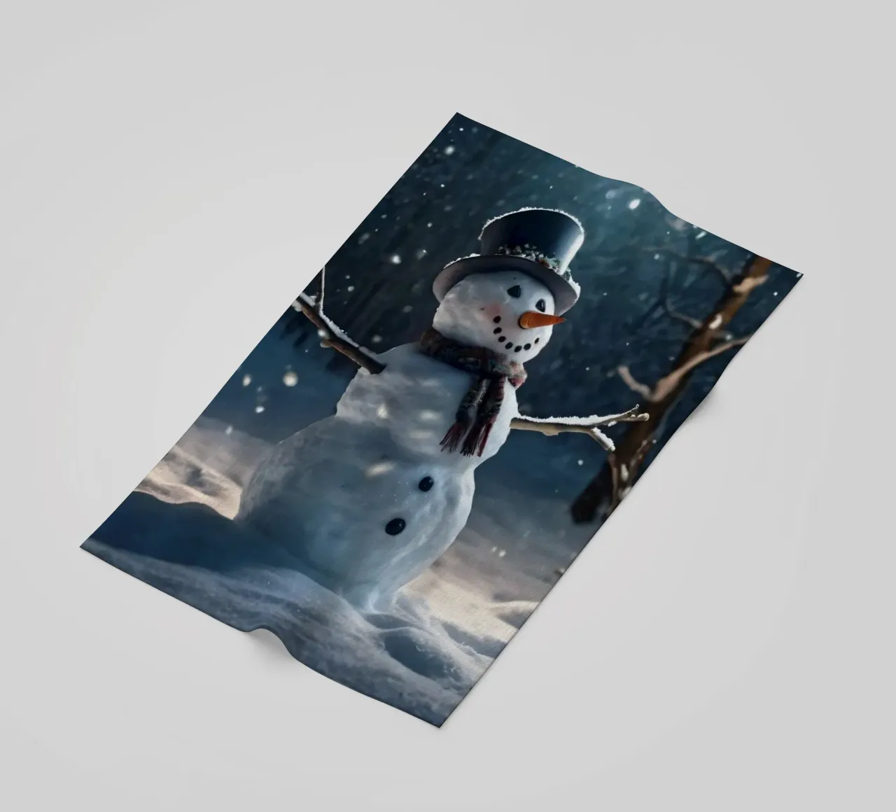 Un allegro pupazzo di neve si trova in una radura innevata in una giornata invernale. telo mare da DesignDoodle