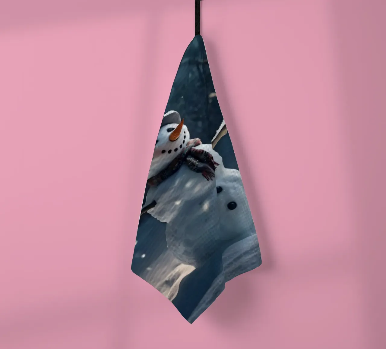 Un allegro pupazzo di neve si trova in una radura innevata in una giornata invernale. canovaccio da cucina da DesignDoodle