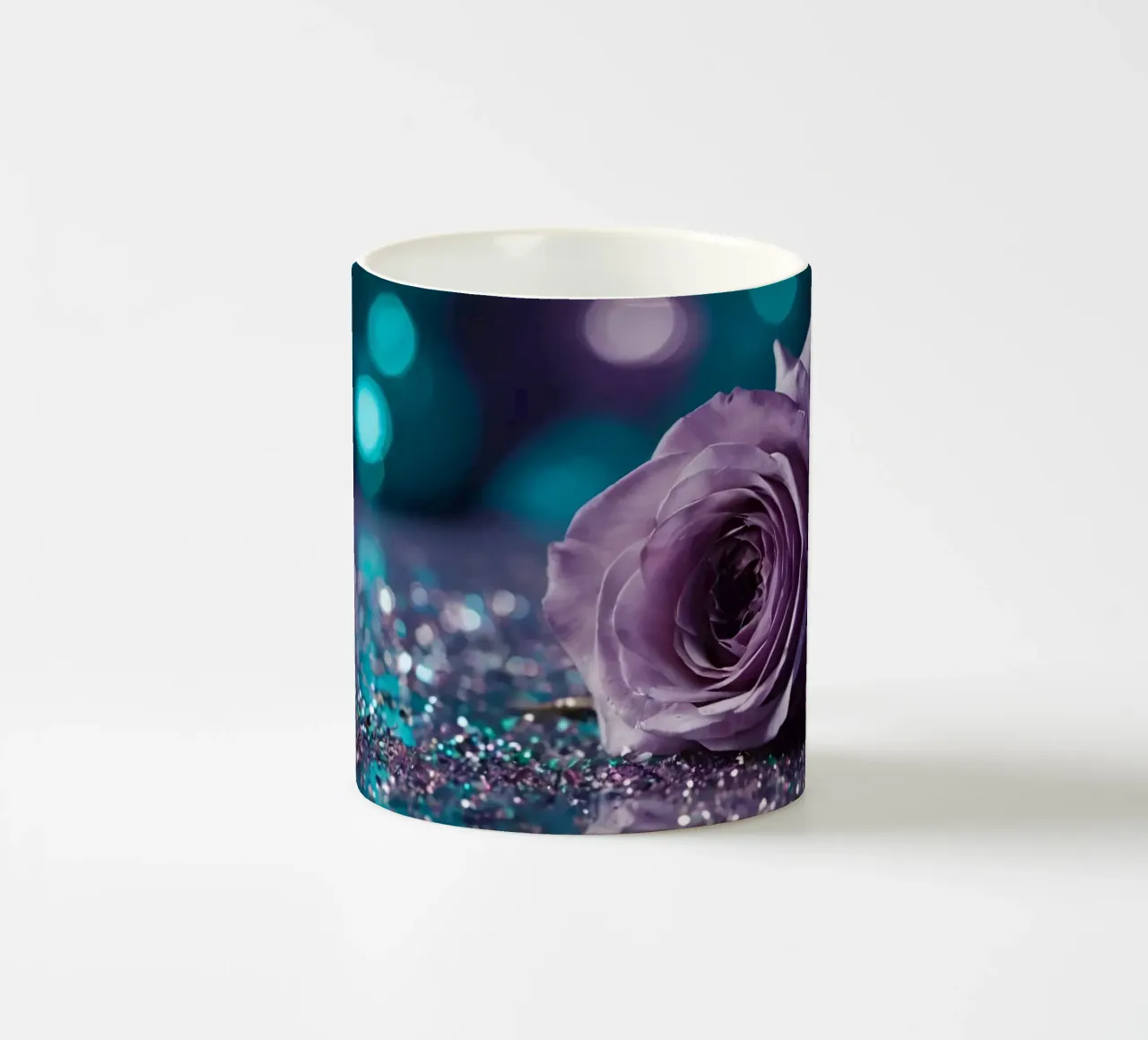 Una bella rosa color lavanda appoggiata su scintillanti brillantini tazza in ceramica da DesignDoodle