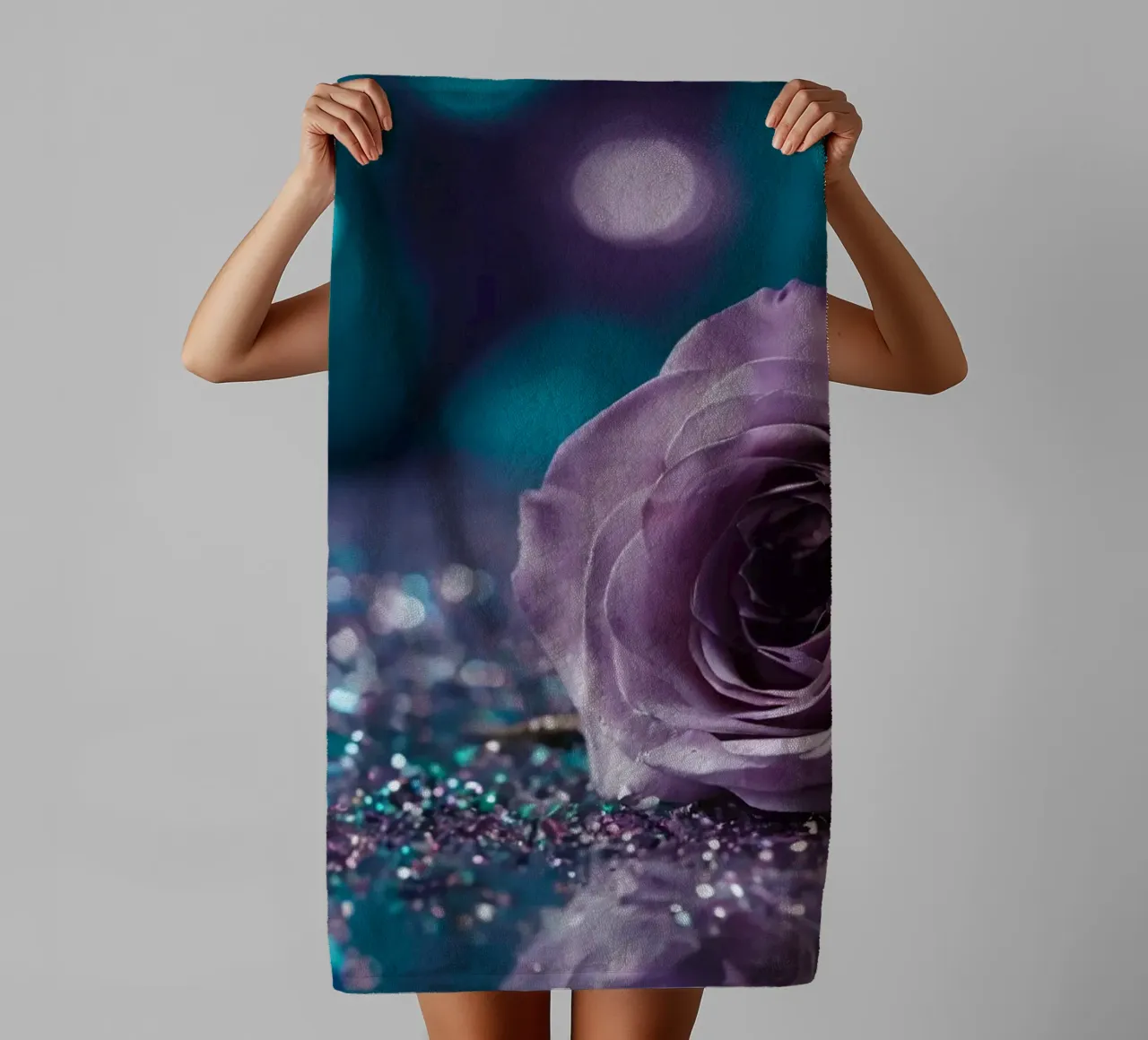Una bella rosa color lavanda appoggiata su scintillanti brillantini asciugamano da bagno da DesignDoodle