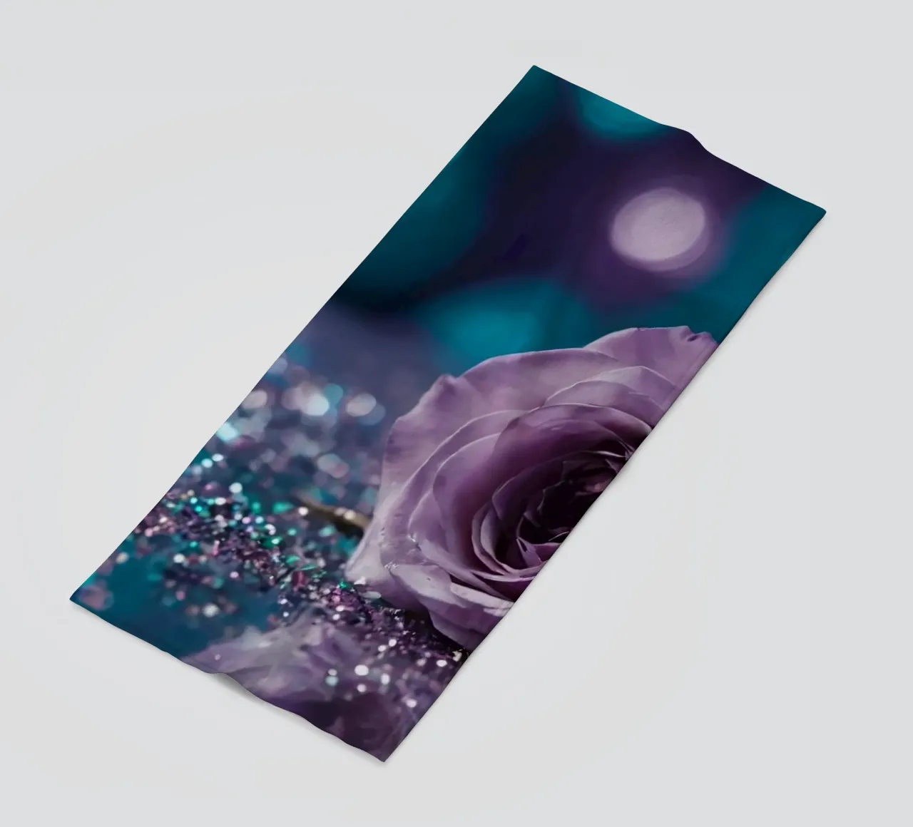 Una bella rosa color lavanda appoggiata su scintillanti brillantini telo mare da DesignDoodle