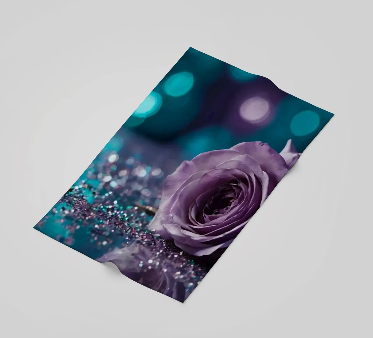 Una bella rosa color lavanda appoggiata su scintillanti brillantini telo mare da DesignDoodle