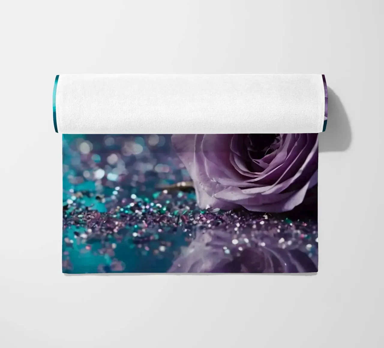 Una bella rosa color lavanda appoggiata su scintillanti brillantini telo mare da DesignDoodle
