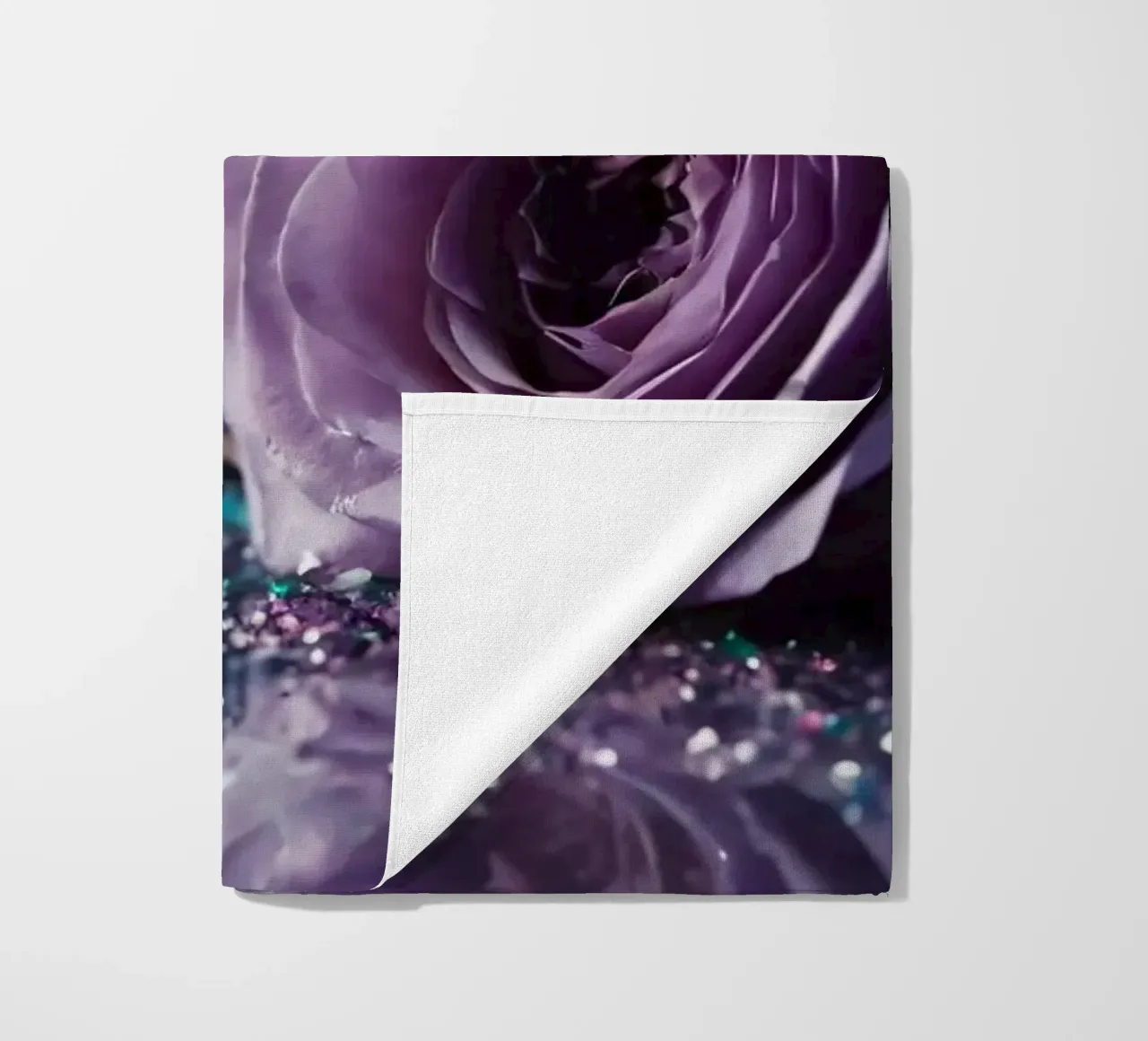 Una bella rosa color lavanda appoggiata su scintillanti brillantini telo mare da DesignDoodle