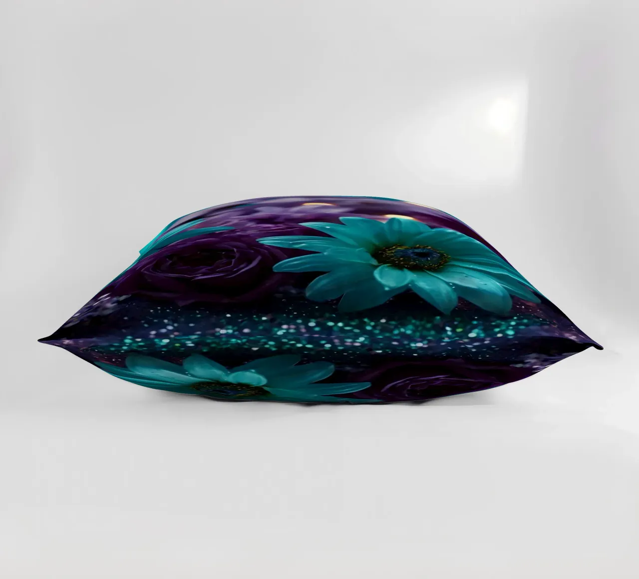 Composizione colorata di fiori verde acqua e viola con candele cuscino da DesignDoodle