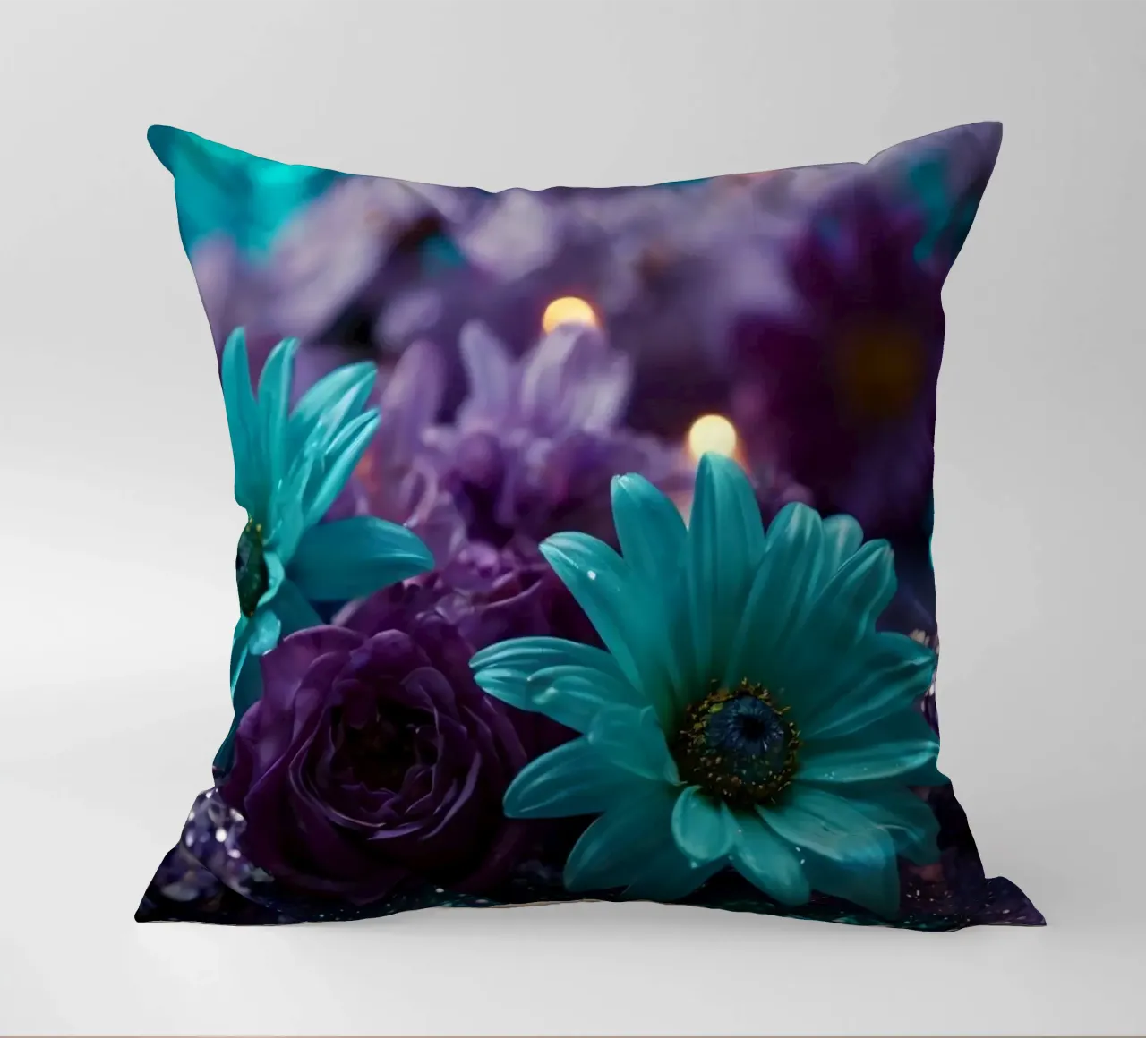 Composizione colorata di fiori verde acqua e viola con candele cuscino da DesignDoodle