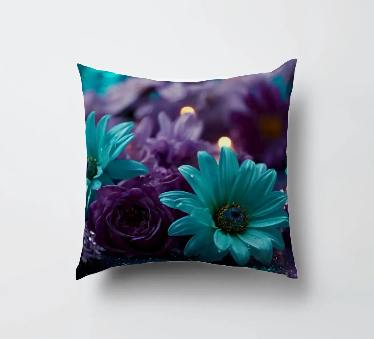 Composizione colorata di fiori verde acqua e viola con candele cuscino da DesignDoodle