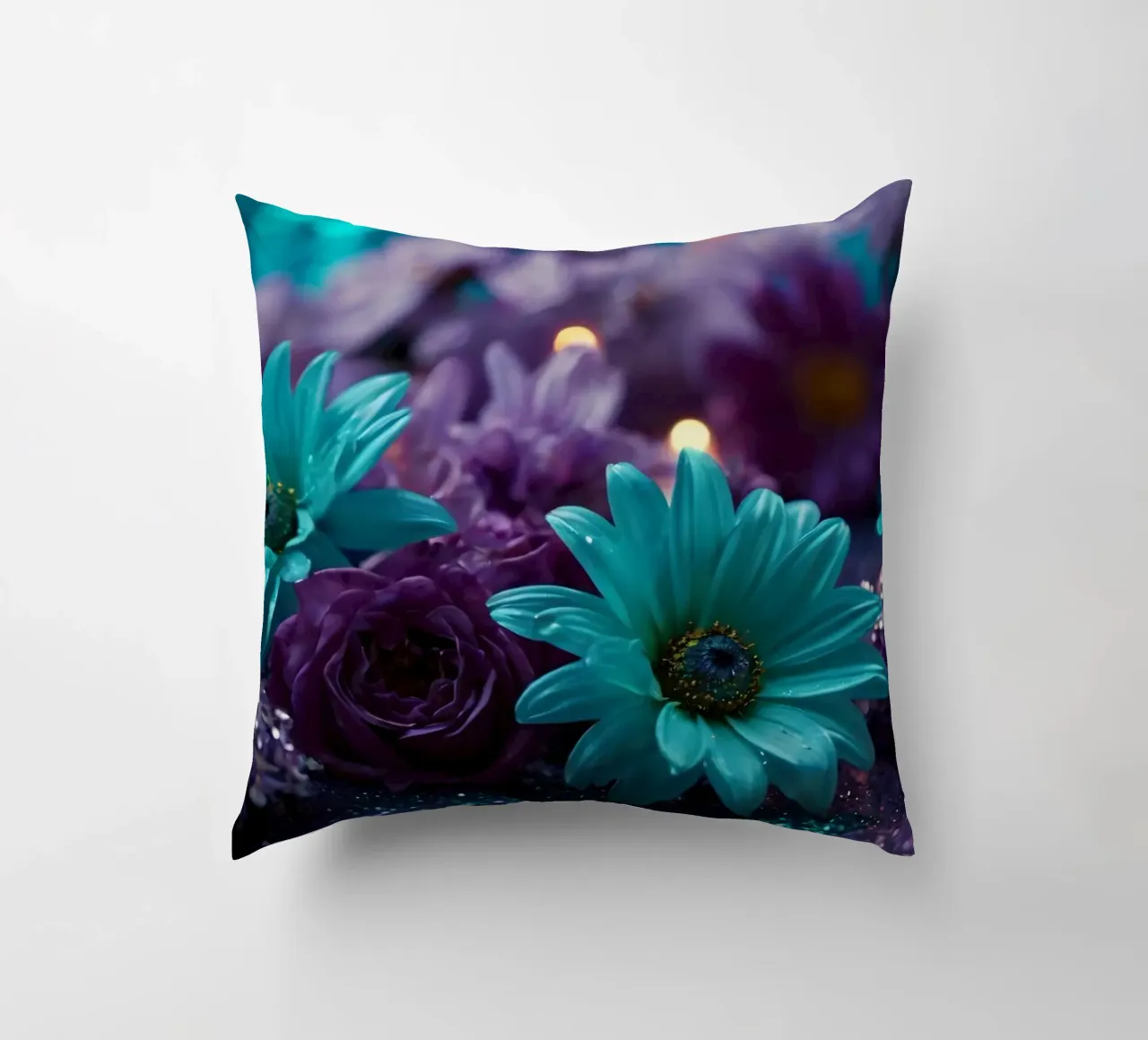 Composizione colorata di fiori verde acqua e viola con candele cuscino da DesignDoodle
