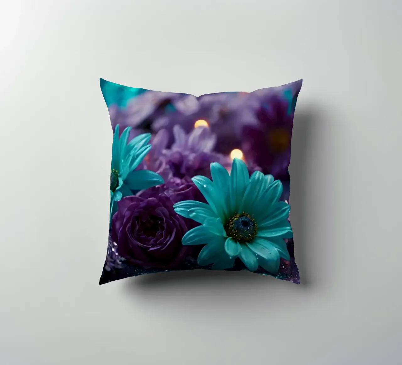 Composizione colorata di fiori verde acqua e viola con candele cuscino da DesignDoodle