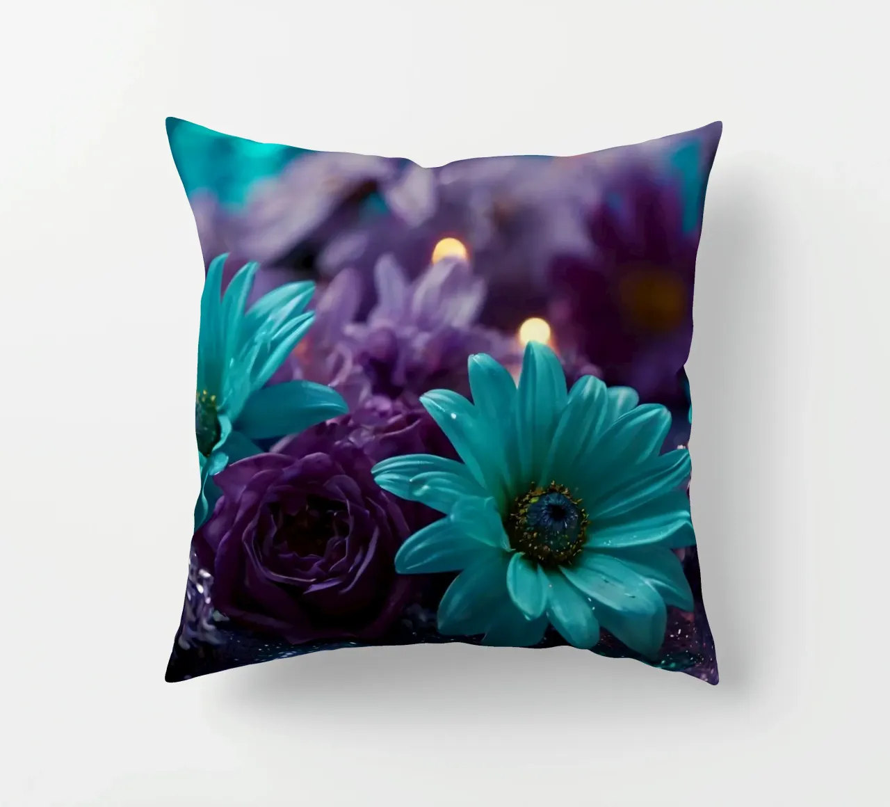 Composizione colorata di fiori verde acqua e viola con candele cuscino da DesignDoodle