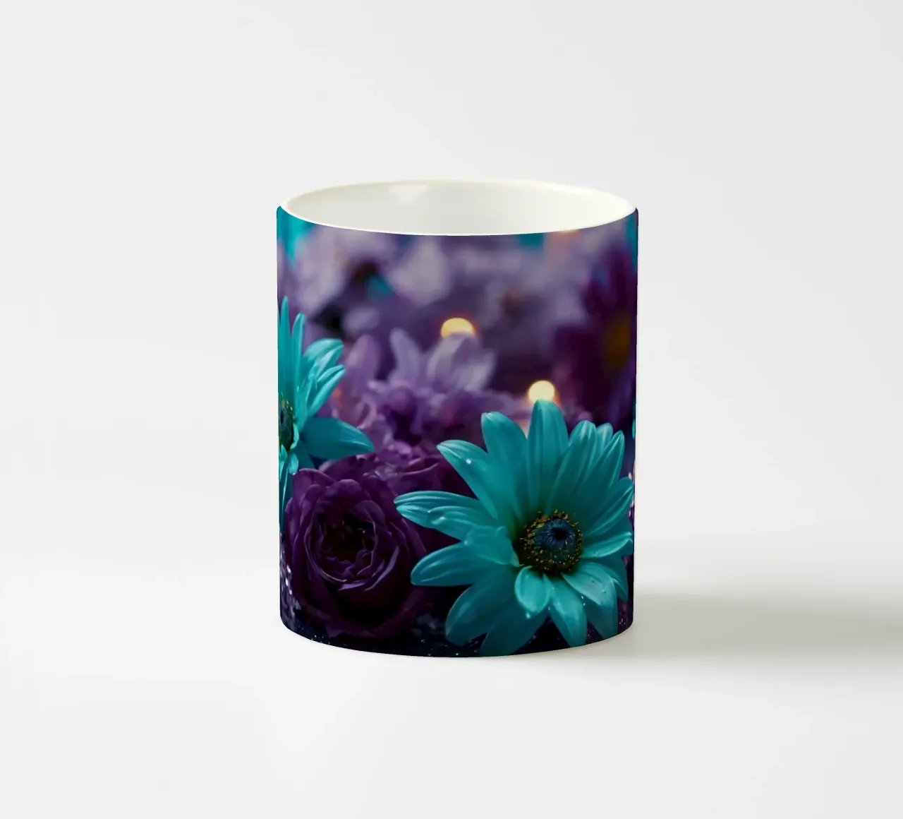Composizione colorata di fiori verde acqua e viola con candele tazza in ceramica da DesignDoodle