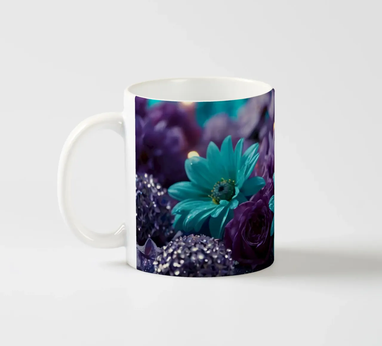 Composizione colorata di fiori verde acqua e viola con candele tazza in ceramica da DesignDoodle