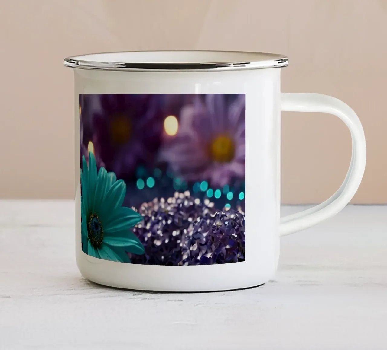 Composizione colorata di fiori verde acqua e viola con candele tazza in smalto da DesignDoodle