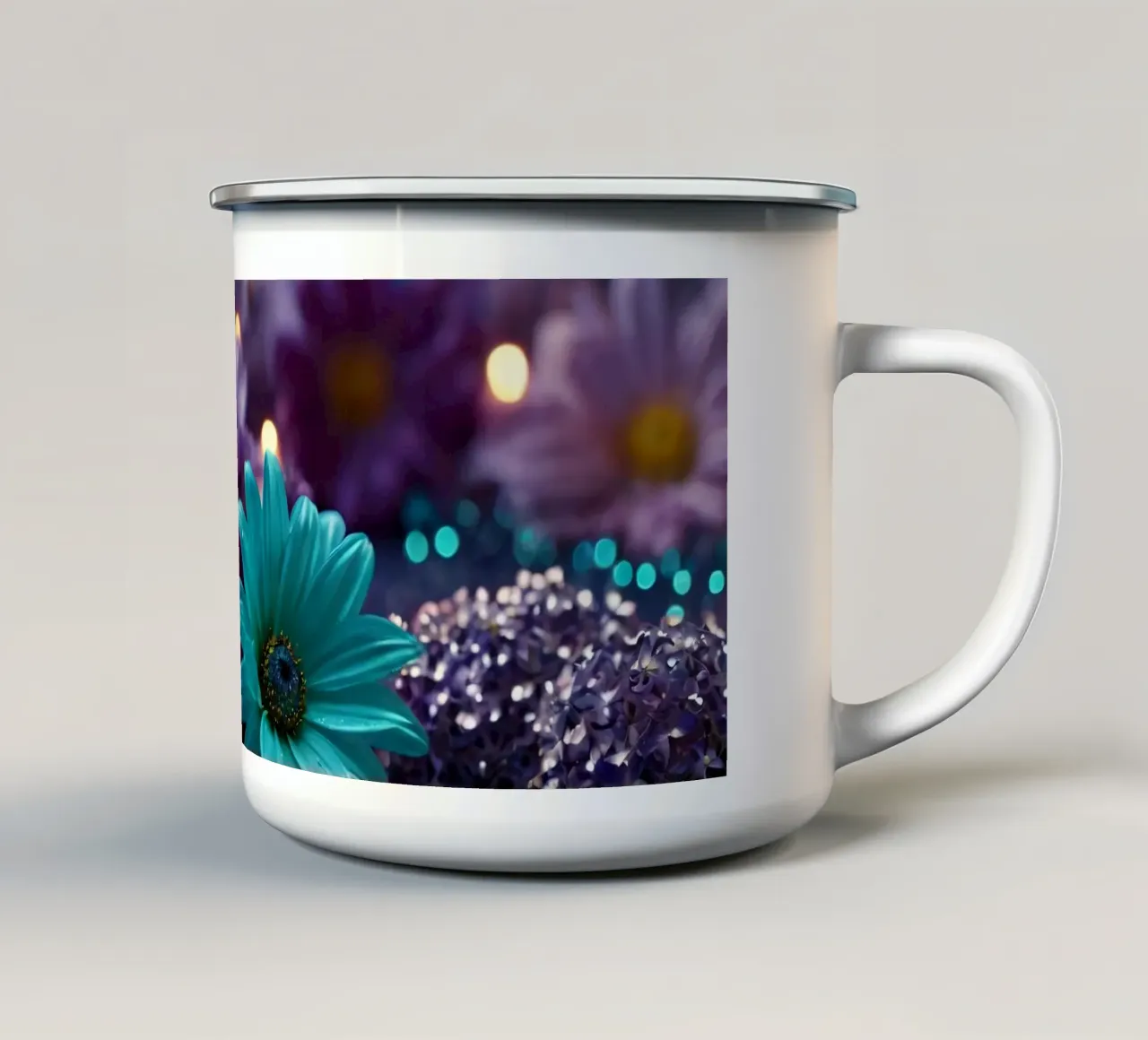 Composizione colorata di fiori verde acqua e viola con candele tazza in smalto da DesignDoodle