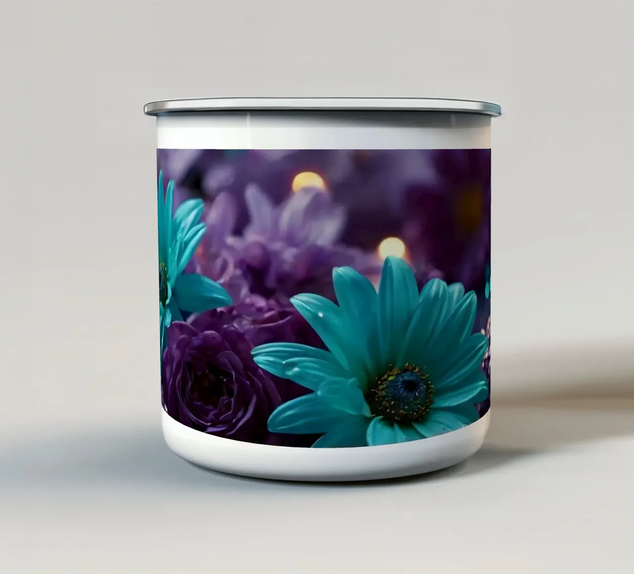 Composizione colorata di fiori verde acqua e viola con candele tazza in smalto da DesignDoodle