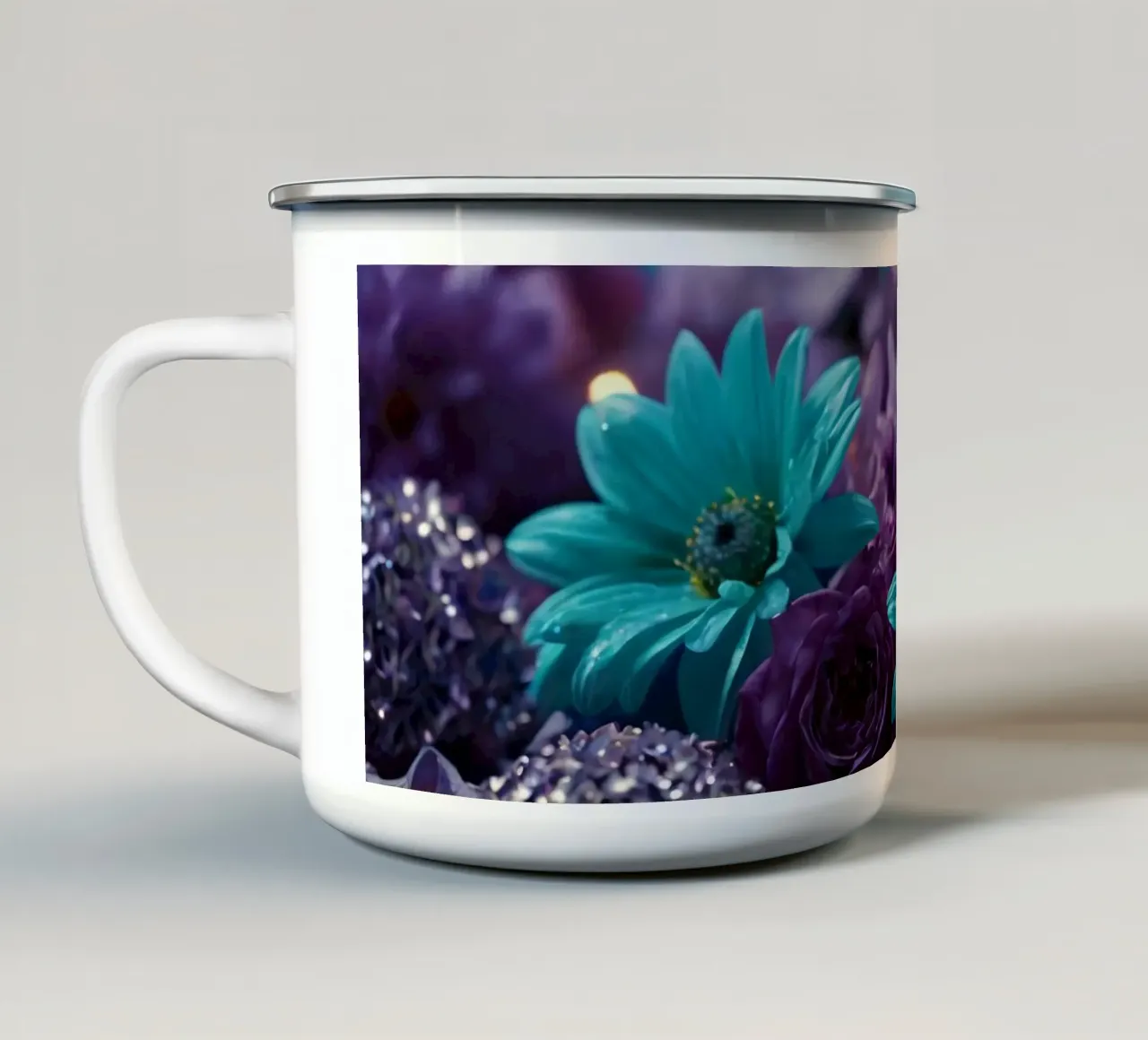 Composizione colorata di fiori verde acqua e viola con candele tazza in smalto da DesignDoodle
